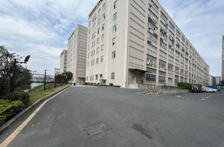 石岩三高速路口新出独门独院10000平厂房出租，500平起租