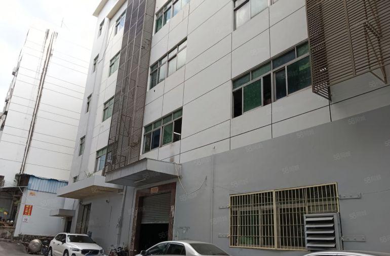 西乡鹤洲西区工业园楼上1200平，筒装，有办公室，双电梯前后