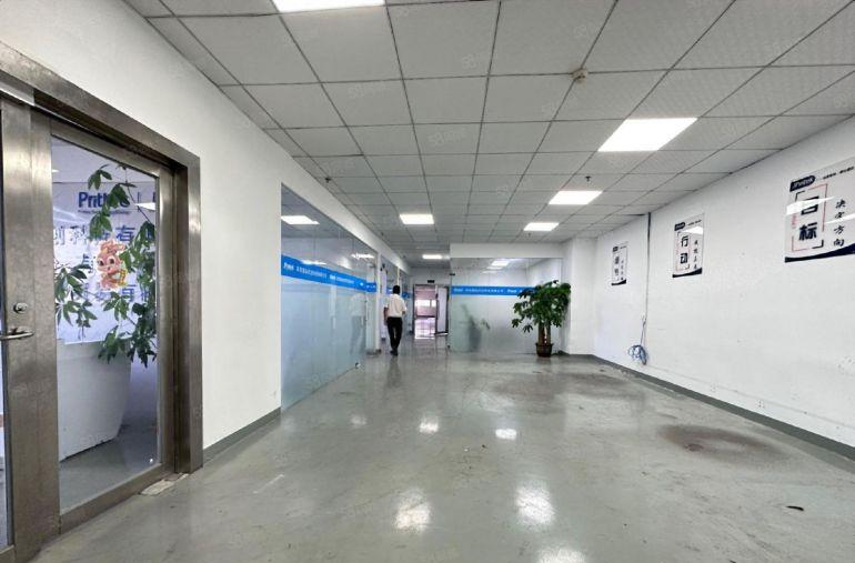 石岩塘头精装厂房楼上1300平，水电齐全，拎包入驻