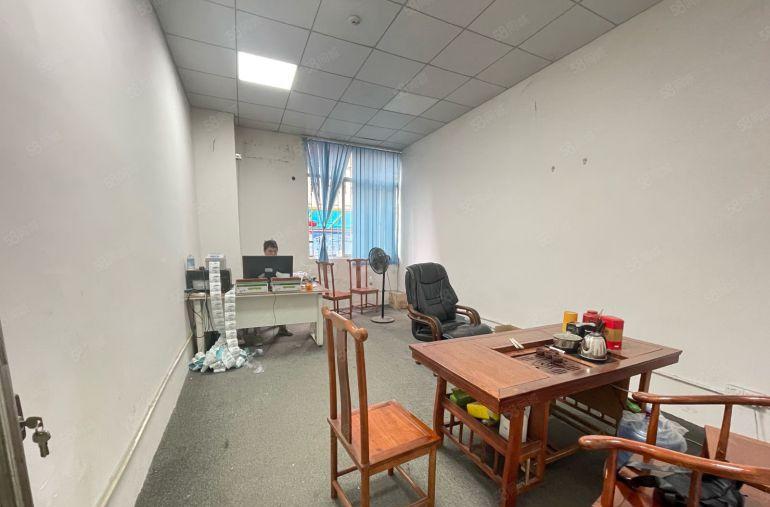 西乡鹤洲，大型工业区，一楼带装修750平厂房出租，带阁楼