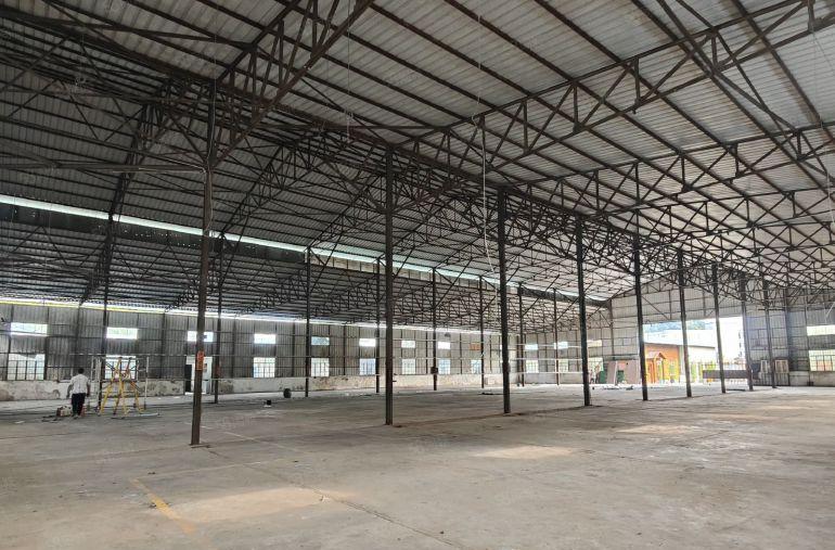 独门独院钢构4000平层高11米 拖头挂车随便进