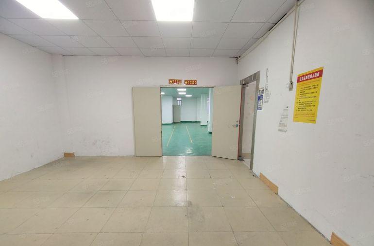 西乡，固戍大门附近，楼上带装修370平厂房出租，拎包即可使用