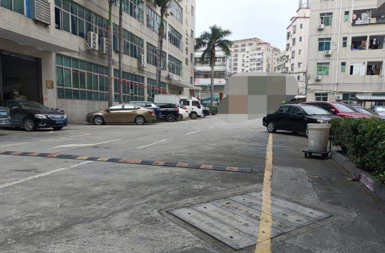 西乡簕竹角原房东楼上880平，有装修，园区大，能进柜车！