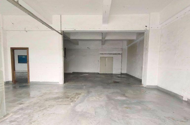 西乡洲石路桃源居附近，新出400平简装厂房仓库出租，带吊机口