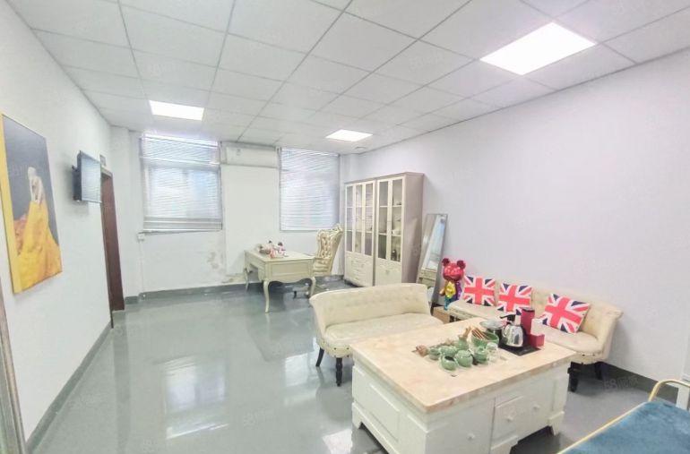 直租！西乡鹤洲大型工业区，带装修1300平厂房出租，拎包可用