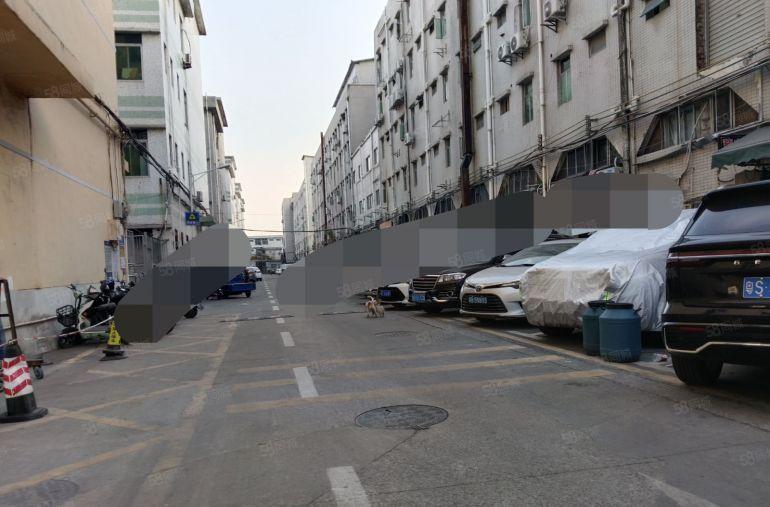 西乡黄田地铁囗附近独门独院楼上1400平，可分租，100平起