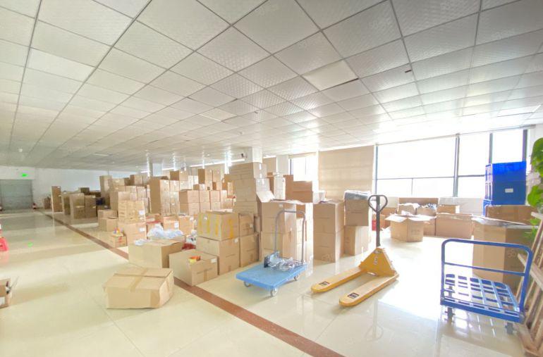 松岗汽车站附近楼上精装修前台办公室地板砖吊顶650平厂房出租