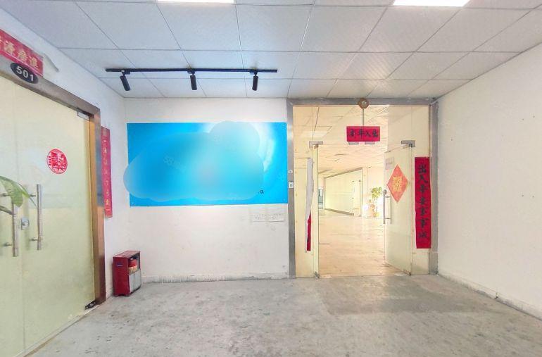 鹤洲，洲石路，900平带装修厂房仓库低价出租。可分租300平