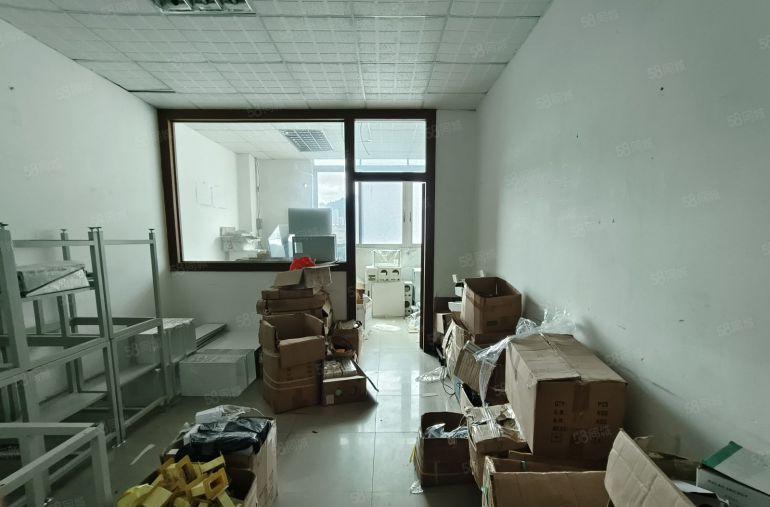 西乡固戍，航城大道边，楼上带装修420平厂房出租，现成吊机口