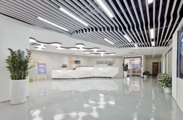 石岩塘头新出楼上1380平带装修厂房出租，离高速出口非常近