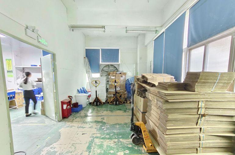 九围工业园，整层1800平精装修厂房出租，租金25元，已电改