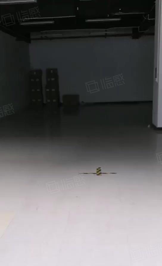 石岩北环创富科技园旁新出一楼440平精装厂房出租。