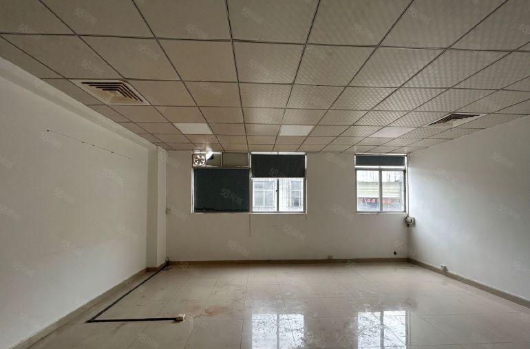 西乡固戍大门，楼上带装修650平350平厂房出租，租金28