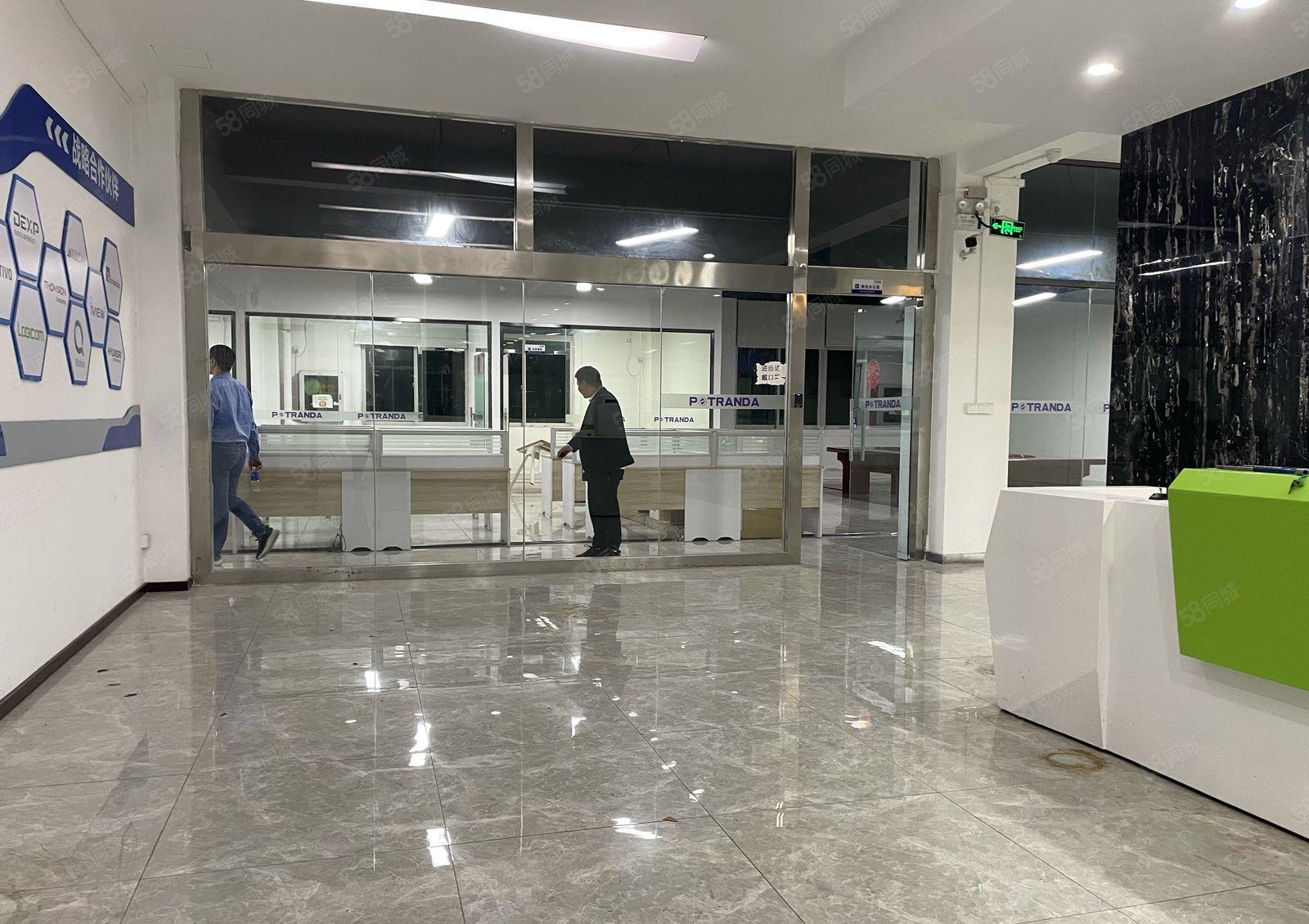 西乡主干道边1000平精装修厂房带空调傢私出租降价