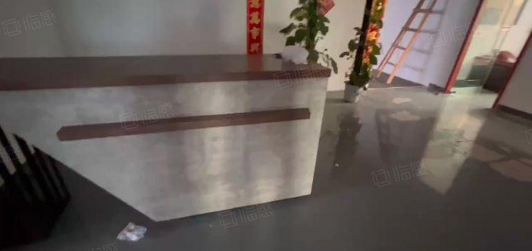 直租！西乡鹤洲大型工业区，带装修1300平厂房出租，拎包可用