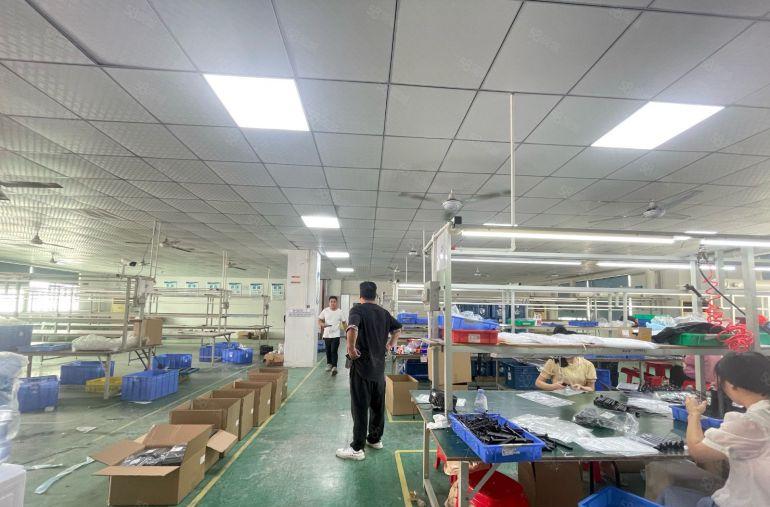 西乡鹤洲工业区，带装修500平1300室厂房出租，租金28