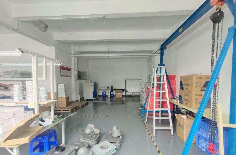 西乡，固戍一路附近，独门独院，楼上带装修800平办公厂房出租