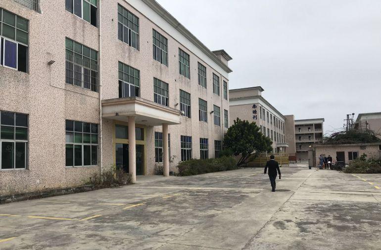 宝安石岩上屋地铁口1000平厂房仓库低价出租！500平可分租