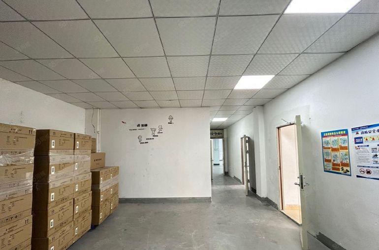 特价25元！固戍工业区，电梯口带装修独立半层370平厂房出租