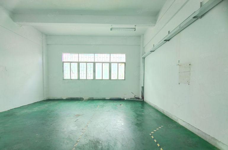 西乡鹤洲正规工业园，一楼带装修800平厂房，带行车，租金便宜