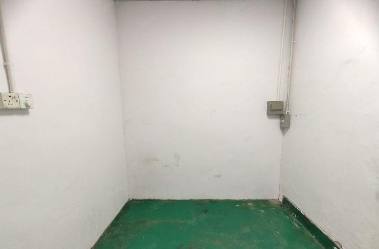 西乡，固戍大门附近，楼上带装修370平厂房出租，拎包即可使用