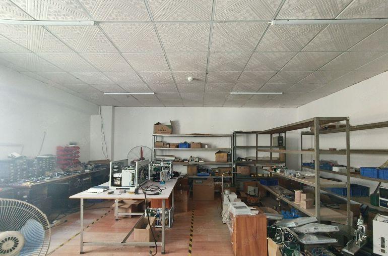 西乡，宝田地铁口大型工业园，楼上带装修300平厂房出租电到位