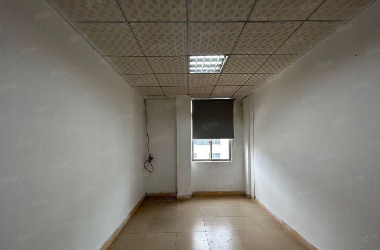 西乡固戍一路，楼上带装修独立半层370平厂房出租，租金便宜