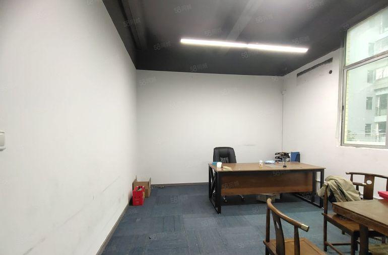 西乡固戍工业园，楼上电梯口550平办公厂房出租，即可拎包使用