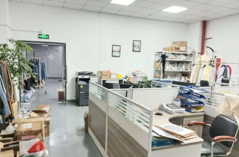 石岩新出2楼办公厂房300平米带装修出租，现成水电，两吨货梯