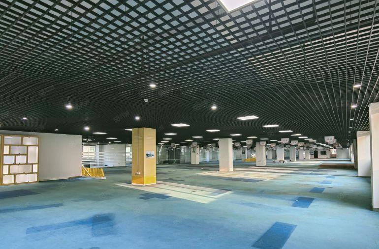 9成使用率地铁口靓装整层2650平可分租位置形象俱佳