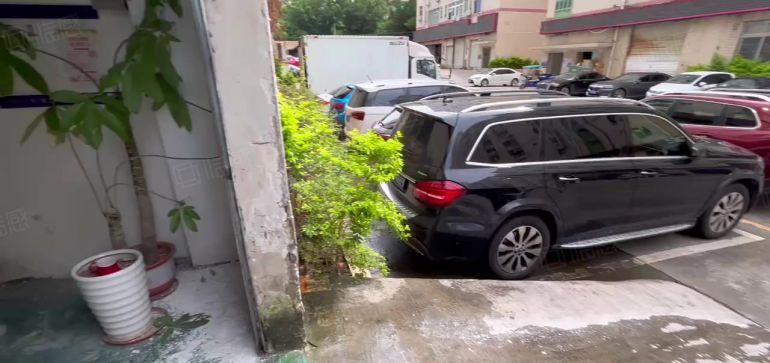 西乡桃源居附近鹤洲，一楼850平带阁楼厂房出租，好进大货车