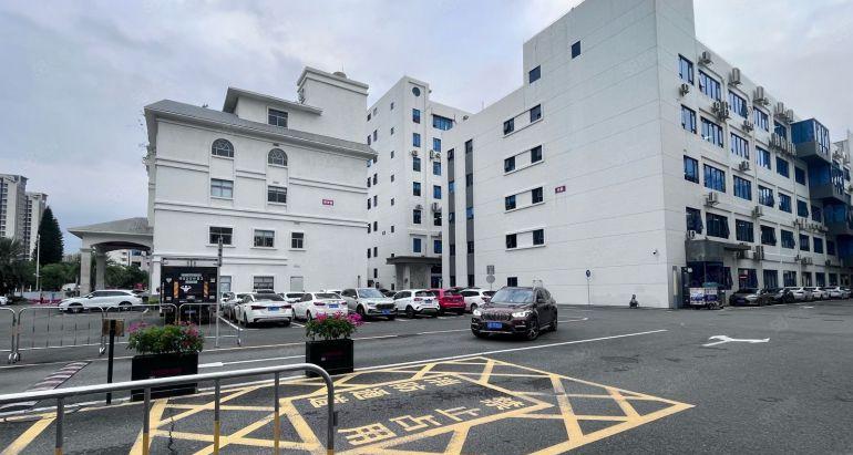 石岩高速口地铁口桃花园花园式厂房7200平精装修水电到位出租