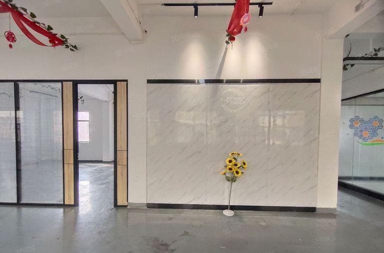 西乡固戍创意园，楼上带装修独立半层600平厂房出租，拎包入驻