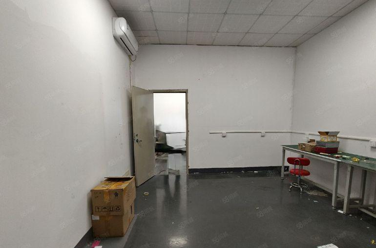 西乡桃源居附近，电梯口户型，楼上带装修560平厂房，租金便宜