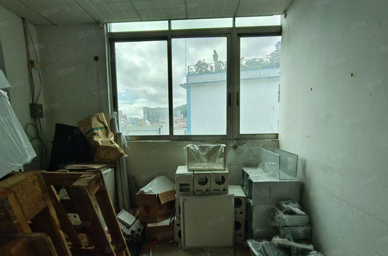 西乡固戍，航城大道边，楼上带装修420平厂房出租，现成吊机口