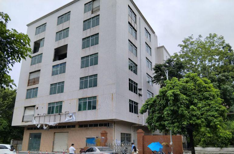 松岗107国道边上空出1楼原房东1050平方。带装修办公室！