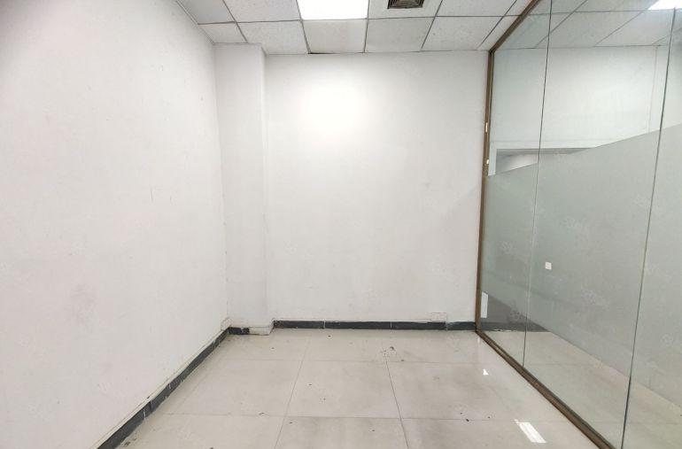 西乡，固戍地铁站附近，大型工业园，楼上带装修376平厂房出租