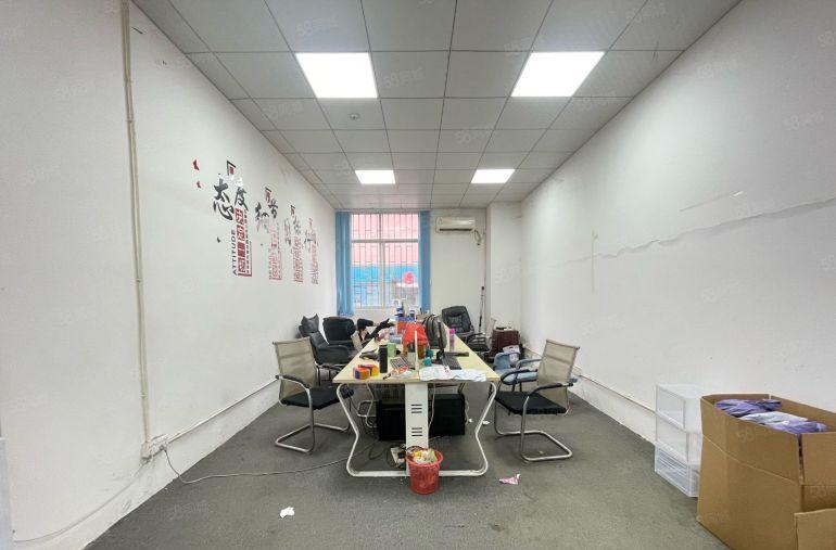 西乡鹤洲，大型工业区，一楼带装修750平厂房出租，带阁楼