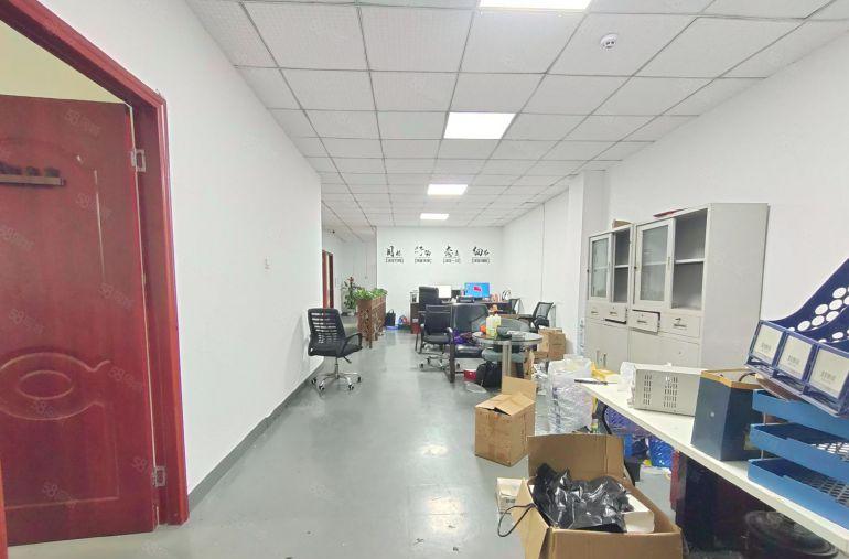 直租，西乡固戍地铁站旁，560平带装修厂房仓库出租，带吊机口