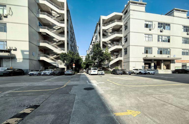 龙华地铁口2000平起原房东红本厂房出租托头车可掉头适合物流