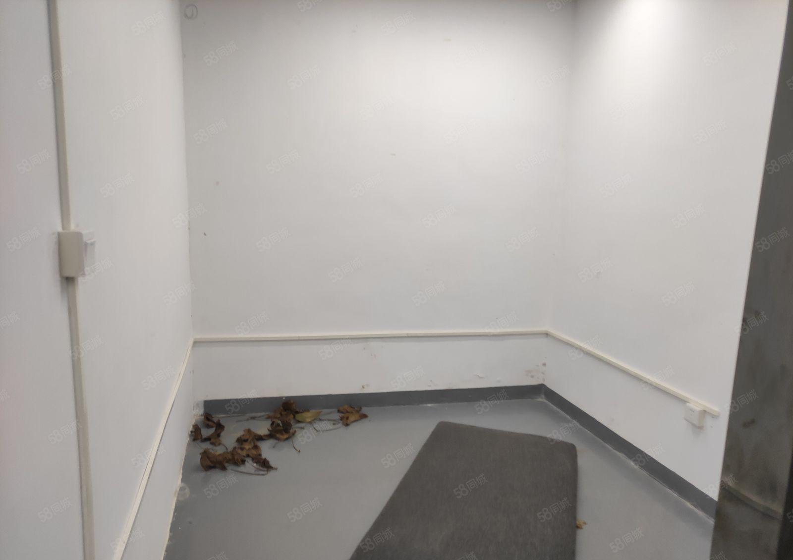 龙华上芬地铁口精装修厂房208平米，带隔间仓库，水电齐全