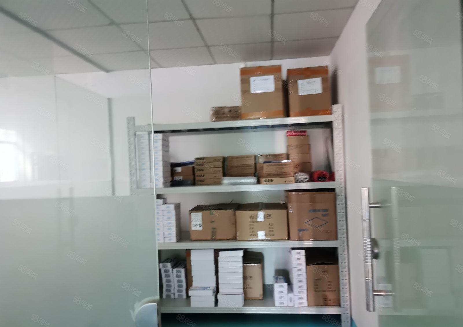 龙华区章阁新出四楼320平方，水电齐全，厂房出租