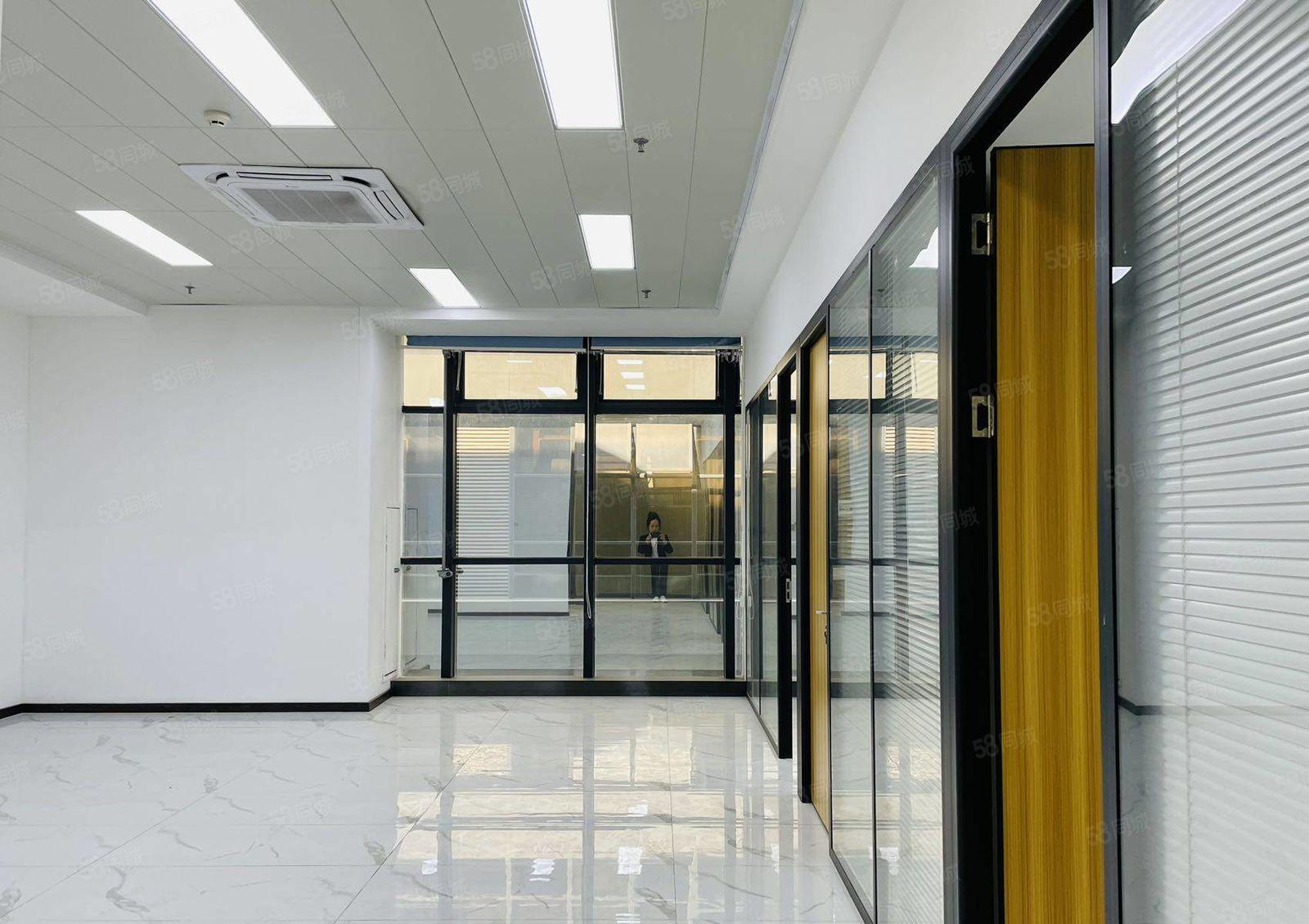 龙华清湖地铁口创意园新出楼上180平精装修办公室出租