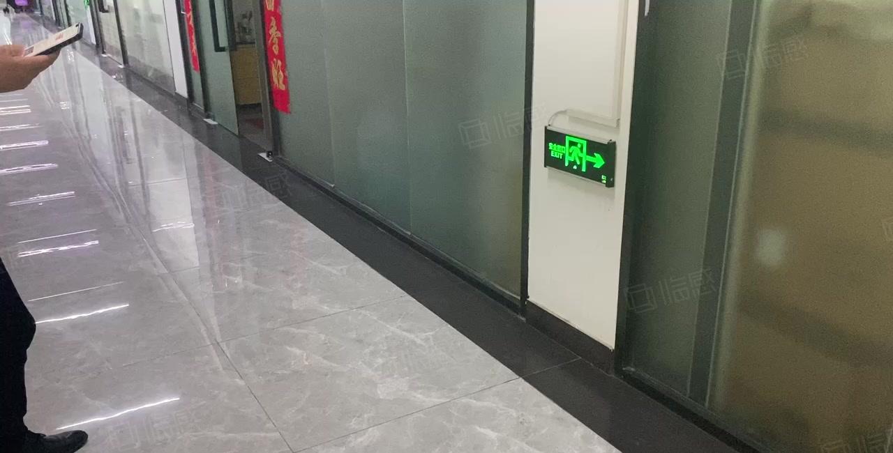 深圳龙华大浪阳台山东地铁站附近216平小精装厂房出租。