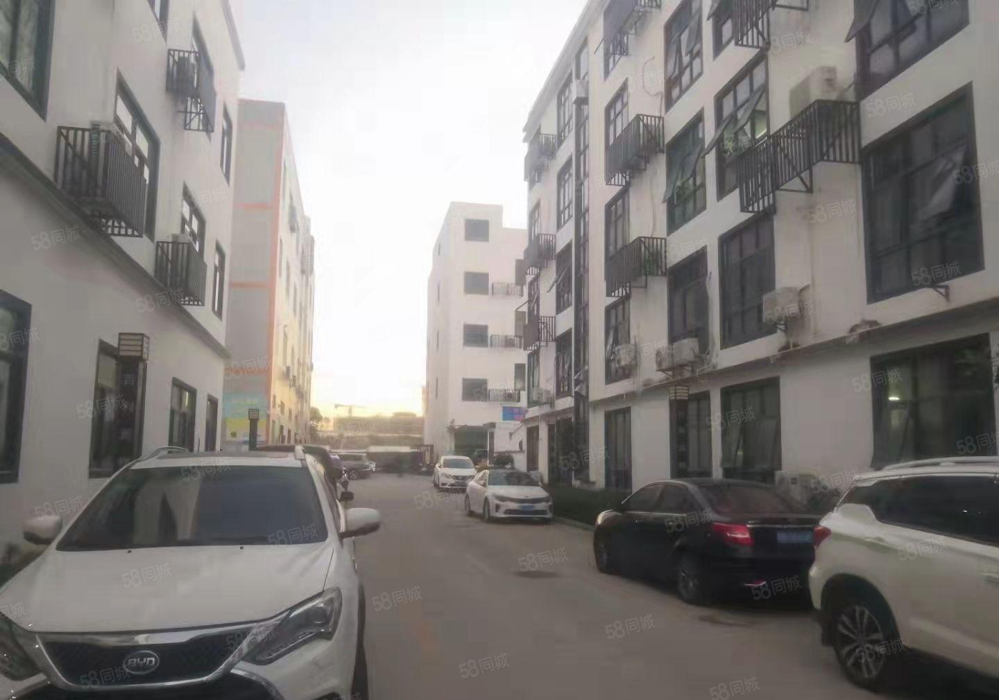 龙华观澜龙观快速旁新出一楼标准厂房出租1200平水电齐全。