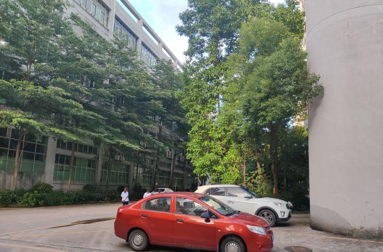 观澜牛湖地铁口园区二楼1000平地坪漆厂房出租，500起分租