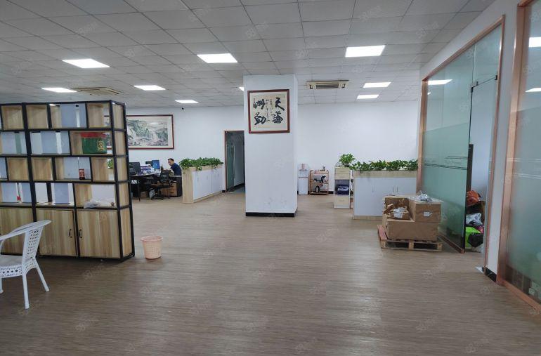 观澜松元厦地铁口附近楼上1500平精装修红本厂房出租