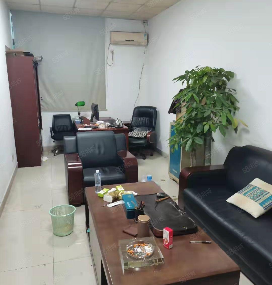 龙华汽车站旁新出标准厂房楼上1400平招租，精装修水电齐全