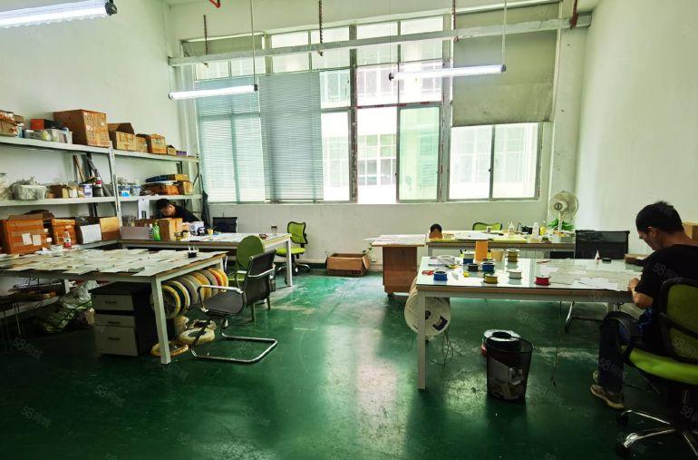 龙华大浪原房东红本现成装修科技园整层2050平办公室厂房出租