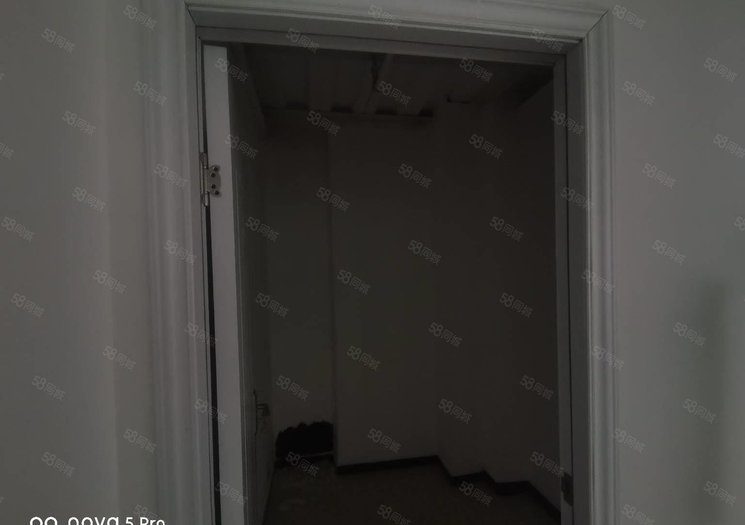 龙华环观南路旁新出一楼复式777平办公出租